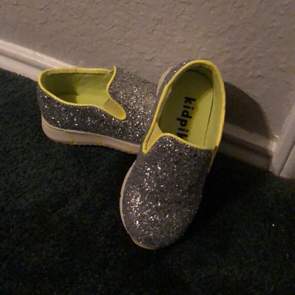 Size 9 Kidpik silver glitter shoes